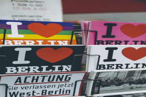 Ein Gestell mit verschiedenen Büchern und Postern mit der Aufschrift "Ich liebe Berlin", mit einem leicht unscharfen Hintergrund.