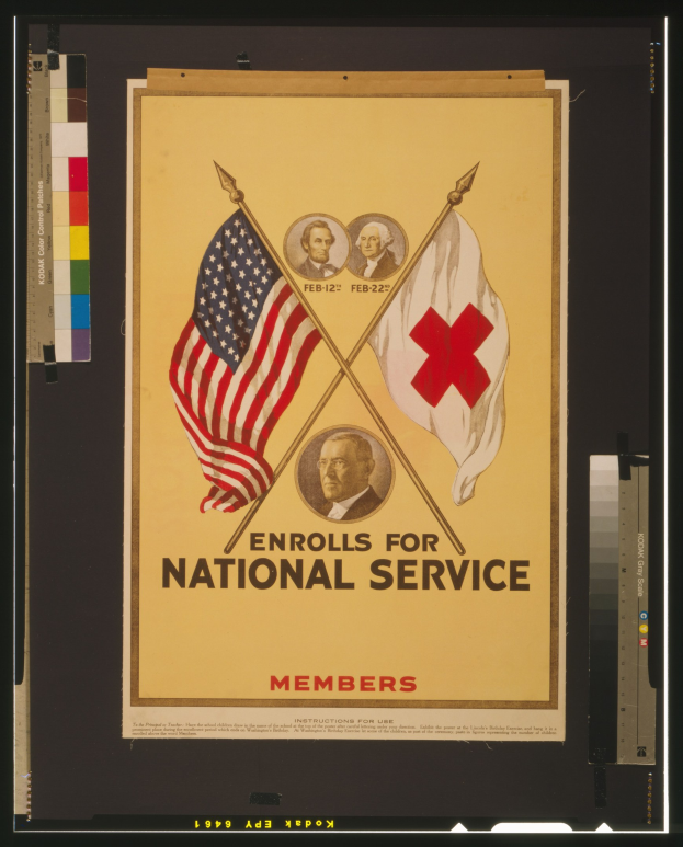 Plakat in klassischem Photo-Frame mit zwei schwingenden Flaggen, zwei strahlenden Menschen, die den Betrachter anblicken, und fettgedrucktem schwarzem Text, der "Anmeldung für Nationaldienstmitglieder" lautet.