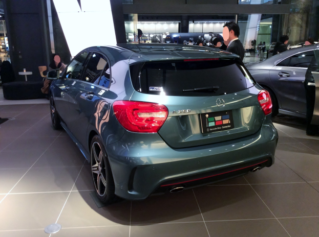 Mercedes-Benz A-Klasse Limousine mit glänzendem Schwarz, Chromakzenten und Aluminiumrädern auf der IAA in Frankfurt umgeben von Menschen.