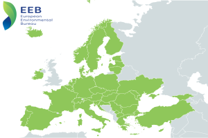Eine Europa-Karte mit verschiedenen Grüntönen, die unterschiedliche Regionen anzeigen, und das Logo des Europäischen Umweltbüros in der linken oberen Ecke.