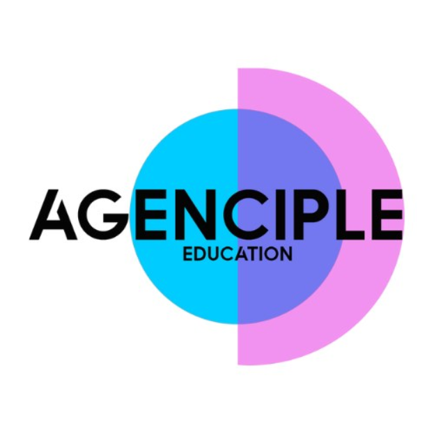 Ein weißer Hintergrund mit einem farbigen Kreis, der in blaue und pinkfarbene Abschnitte unterteilt ist und den Text 'Agence Education' in schwarz enthält, eingerahmt von einem dünnen schwarzen Rand und einem Podcast-Logo in der unteren rechten Ecke.