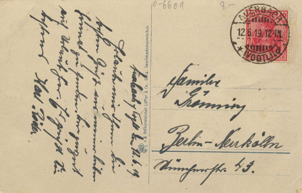 Alte deutsche Postkarte mit rotem Stempel, auf der der gedruckte Text "Gesimnacks & Co. & Co." zu sehen ist