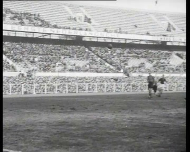 Schwarzes und weißes Foto von einem Finale der näheren Fußball-Liga in den Niederlanden 1961-1962 in einem Stadion, das Spieler auf dem Feld und Zuschauer in den Rängen zeigt.