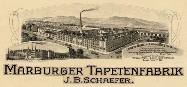 Werbung für Marburger Tapetenfabrik in Berlin, Deutschland, zeigt Gebäude, Bäume, Hügel und Rauch neben Text.