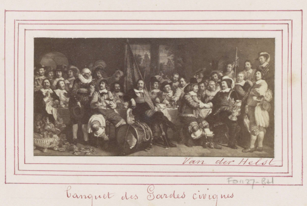 Eine lebhafte Gruppe in traditioneller Kleidung sitzt an einem Tisch mit verschiedenen Gegenständen, mit dem Text "Banquet des Soroles Civiques" unten.