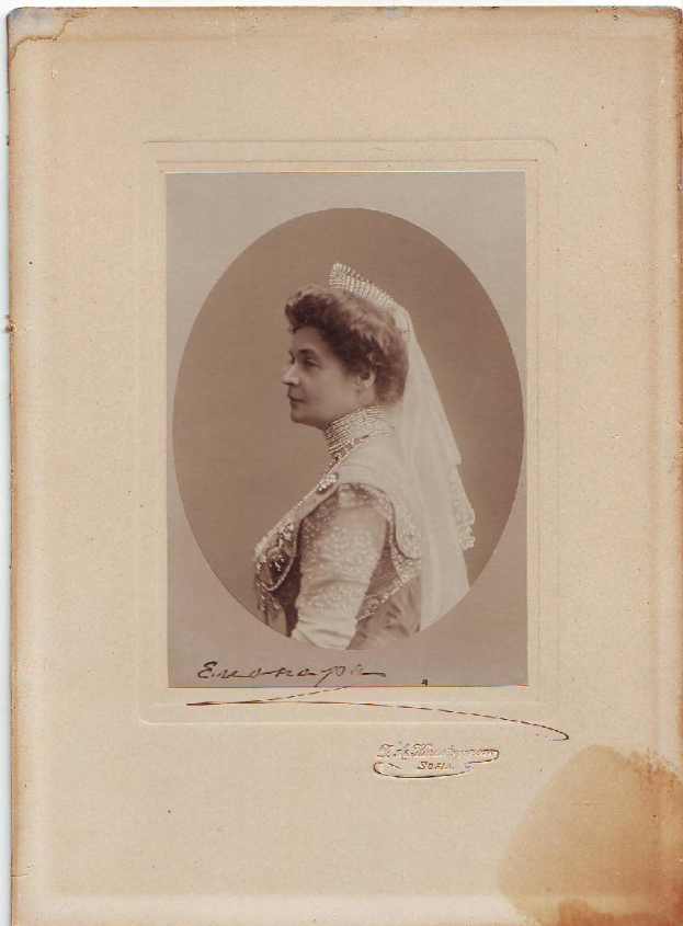 Kaiserin Maria Fjodorowna von Russland in einem alten Foto, das sie in einem weißen Hochzeitskleid mit Schleier und Tiara zeigt, ihr Haar ist elegant hochgesteckt, sie blickt zur Seite mit einem majestätischen Ausdruck.