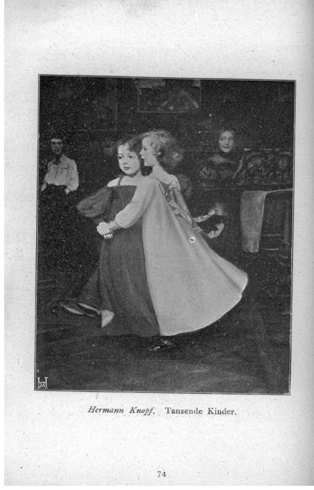 Zwei junge Mädchen tanzen in einem Raum, mit ein paar Menschen im Hintergrund, schwarzes und weißes Foto, Text unten lautet "Hermann Knopf, Tanzende Kinder".