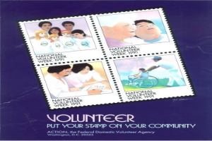Ein Plakat mit einer bunten Gruppe strahlender Menschen, auf dem in fetter schwarzer Schrift "Volunteer Put Your Stamp On Your Community" steht, vor einem hellblauen Himmel mit weißen Wolken.