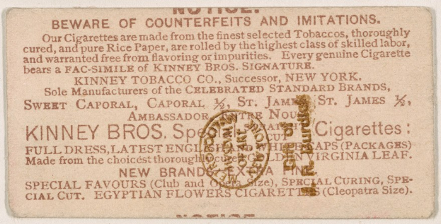 Papier mit schwarzem Text auf weißem Hintergrund und einem kreisrunden Stempel, der "Vorsicht vor Fälschungen und Imitationen - Kinney Bros. Zigaretten" in Schwarz mit einem weißen Zentrum umrandet.