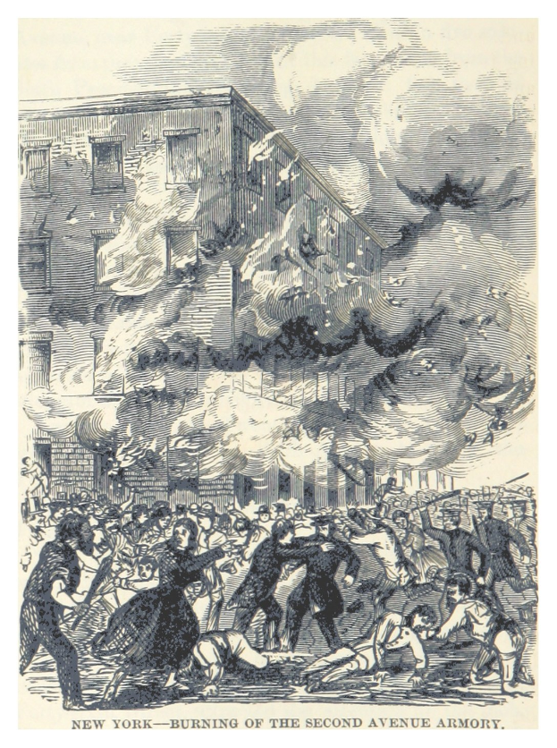 Ein Plakat zeigt die Verbrennung des Zweiten Avenue Armory in New York City, mit Menschen vor dem Gebäude und Rauch, der in den Himmel aufsteigt, begleitet von dem Text "New York - Verbrennung des Zweiten Avenue Armory" unten.