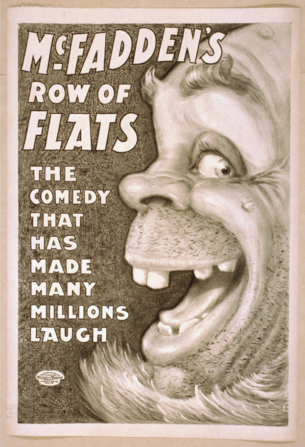 Plakat einer lachenden Person mit wildem Haar, weit aufgerissenen Augen und einem breiten Grinsen, vor einem hellgelben Hintergrund, mit der Beschriftung "McFadden's Row of Flats: Die Komödie, die viele Millionen zum Lachen gebracht hat."