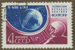 Eine Briefmarke mit einem Mann im Weltraumanzug mit entschlossener Miene, umgeben von der fettgedruckten, weißen Schrift "Stamp"