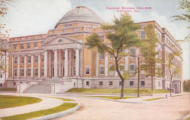 Schwarz-weiß-Postkarte des Chicago Normal College-Gebäudes in Illinois, das eine große Struktur mit Säulen, Treppen, einer Kuppel und umgebenden Bäumen, Gras, einem Weg und einem Feuerhydranten unter einem sichtbaren Himmel zeigt.
