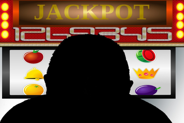 Ein Mann spielt ein Online-Slot-Machine-Spiel mit einer "Jackpot"-Anzeige, umgeben von fruchtmotivischen Icons und Text.