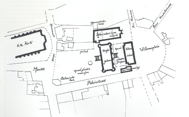 Schwarzer und weißer architektonischer Grundriss eines neuen Schulgebäudes mit beschrifteten Räumen und Umgebung.