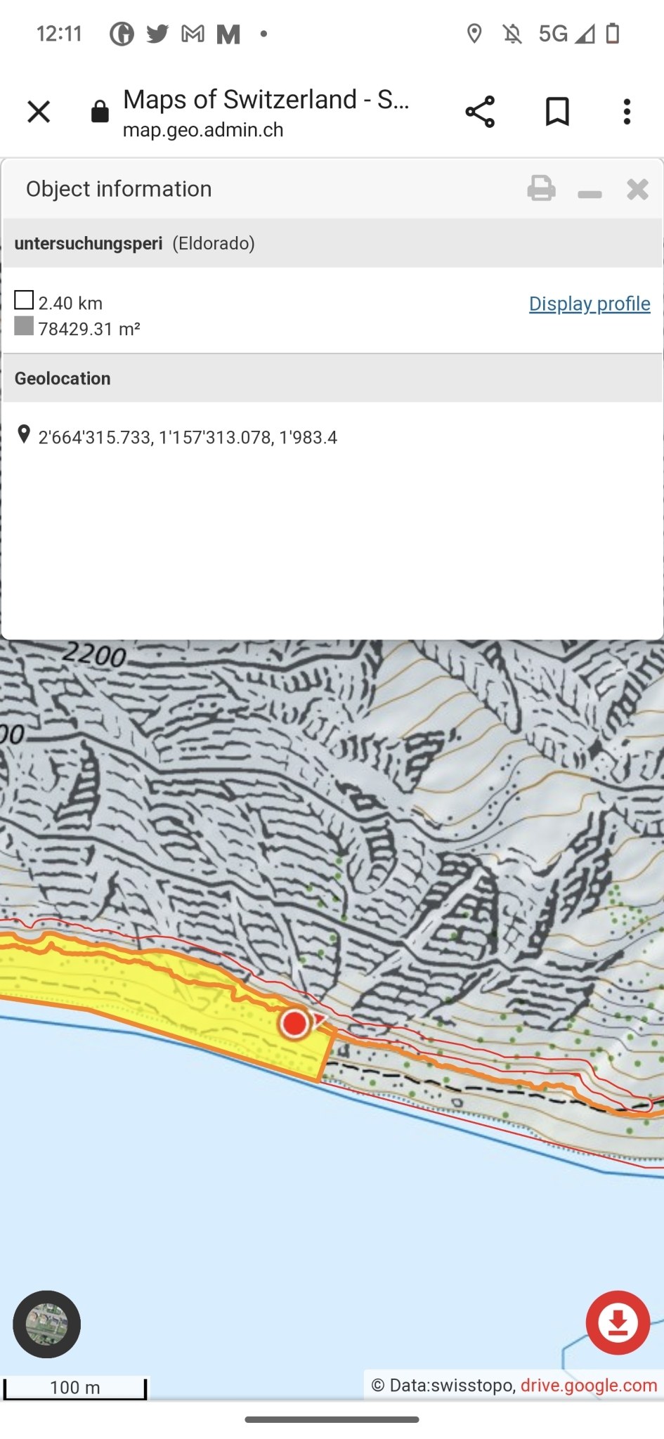 Topografische Karte der Schweiz auf einem Mobilbildschirm mit begleitendem Text und Symbolen.