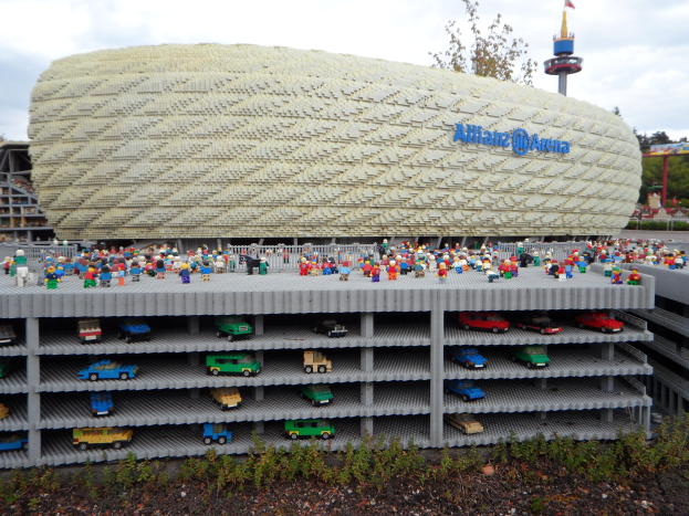 Rasen-WG in Koblenz: Menschenmassen am Oberwerth-Stadion halten an