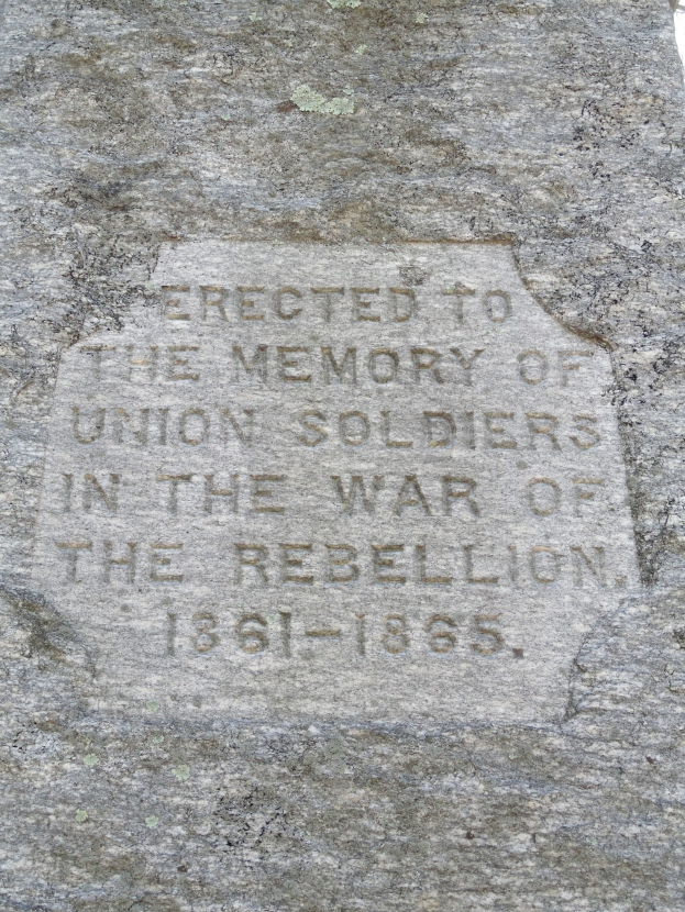 Steintafel mit der Inschrift "Das Andenken an die Unionssoldaten im Rebellionskrieg" auf einem Steindenkmal angebracht.