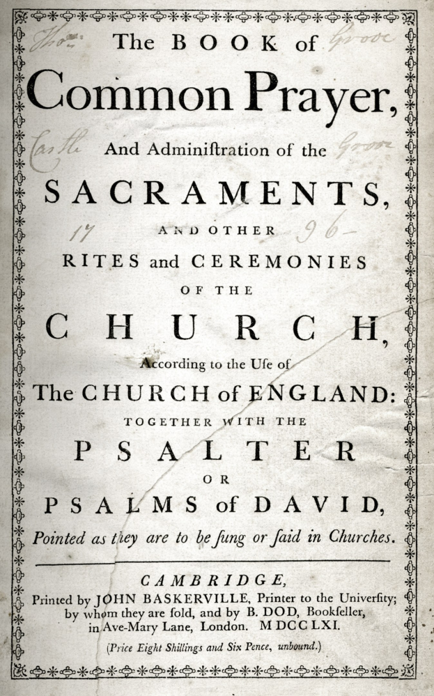 Ein altes Buch mit dem Titel "The Book of Common Prayer and Administration of the Sacraments, Rites and Ceremonies of the Church of England" ist aufgeschlagen und zeigt eine Seite mit schwarzer Tinte.