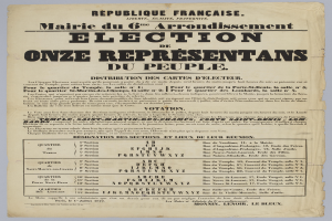 Eine schwarz-weiße Zeitung mit dem Bild eines Mannes und einer Wahlurne mit Text.