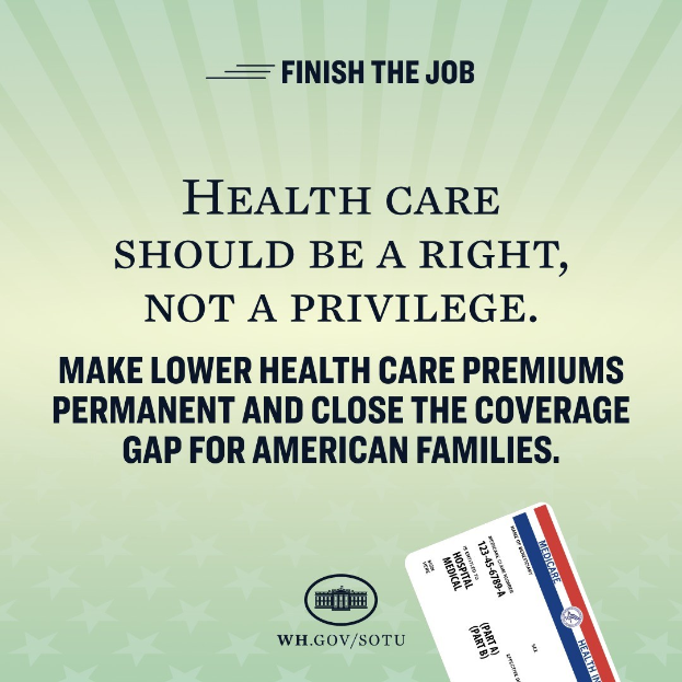 Ein Plakat mit dem Text "Beende den Job: Gesundheit sollte ein Recht sein, nicht ein Privileg" und einer Karte mit der Aufschrift "Mache niedrigere Gesundheitskosten permanent und schließe die Lücke in der Gesundheitsversorgung für amerikanische Familien."