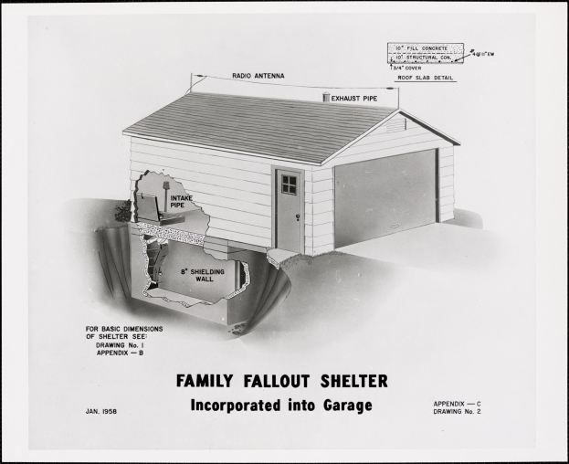 Schwarze und weiße Linienzeichnung eines Hauses mit einem Familienbunker, der in dessen Entwurf integriert ist, begleitet von erklärendem Text.