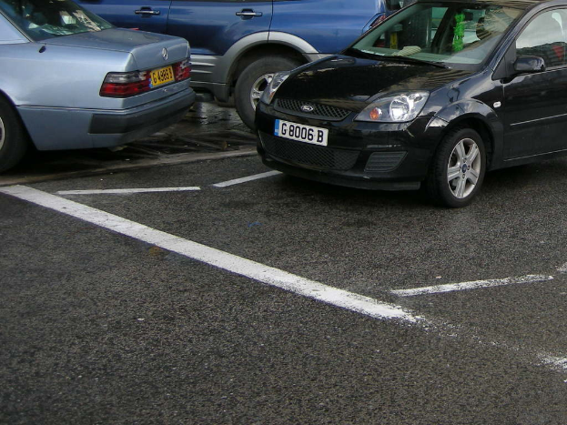 Fahrzeuge auf einer mehrspurigen Straße.