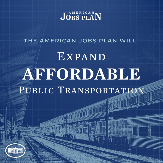 Plakat mit einem Bild einer Bahn auf Schienen mit mehreren Menschen in der Nähe, begleitet von Text, der besagt: "The American Jobs Plan Will Expand Affordable Public Transportation."