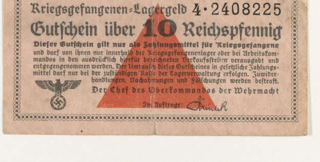 Ein altes deutsches 10 Reichspfennig-Banknoten mit einem roten Dreieck, das deutsche Texte und ein Logo zeigt, vor einem weißen Hintergrund.