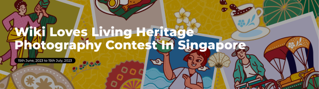 Ein Plakat für den Wiki Loves Living Heritage Photography Contest in Singapur, das eine lachende Frau in traditioneller Kleidung zeigt, die Blumen hält und von bunten Bildern und Text auf einem hellgelben Hintergrund umgeben ist.
