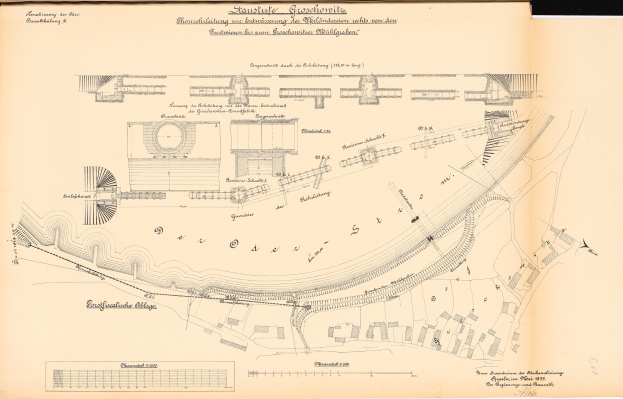 Ein detailliertes Stadtplanbild mit Gebäuden und Straßen ist auf dem Umschlag eines alten Buches mit lesbarer Schrift abgedruckt.