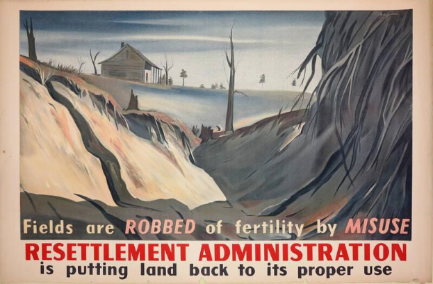 Ein Plakat an einer Wand zeigt "Resettlement Administration: Fields are Robbed of Fertility by Misuse" mit einem Haus, B├Ąumen und Wasser im Hintergrund.