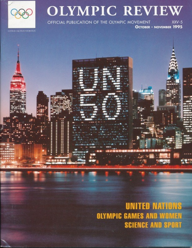 Buch mit dem Titel "Olympische Spiele - Offizielle Veröffentlichung der Olympischen Bewegung" mit einer Stadtansicht auf dem Cover, das auf einer flachen Oberfläche liegt.
