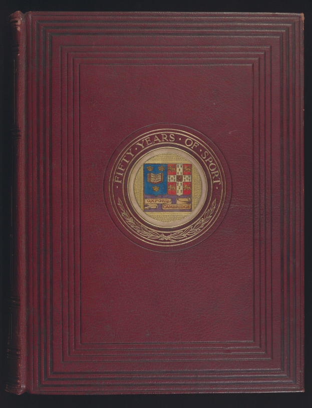 Ein rotes Journal mit glänzendem Finish und goldenem Rand, das ein goldenes Wappen eines Löwen in einem Schild zeigt, umgeben von einem Lorbeerkranz und einem Banner mit der Aufschrift "Fünfzig Jahre Sport", vor einem schwarzen Hintergrund.