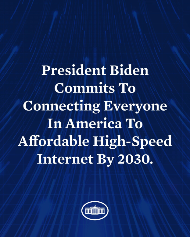 Blauer Hintergrund mit zentrierter weißer Schrift, die "Präsident Biden verpflichtet sich, bis 2030 jeden Amerikaner mit erschwinglichem Hochgeschwindigkeitsinternet zu verbinden."