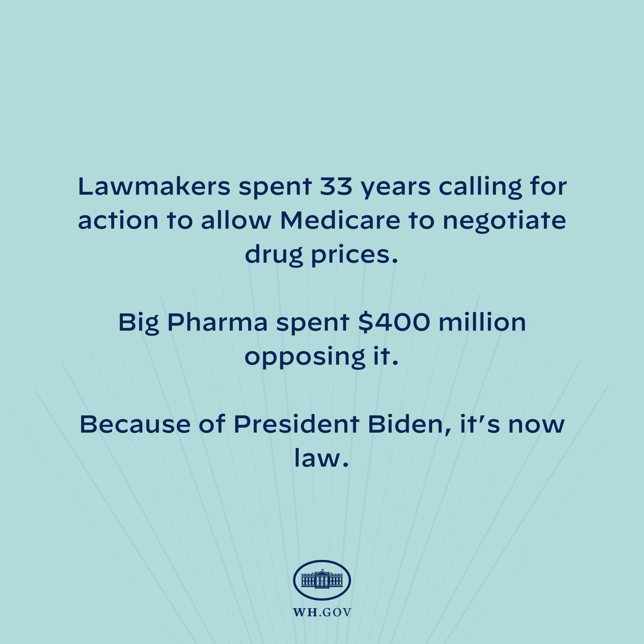 Blauer Hintergrund mit fetter weißer Schrift, die besagt "Lawmakers Spent 33 Years Calling for Action to Allow Medicare to Negotiate Drug Prices" und ein Logo unten.