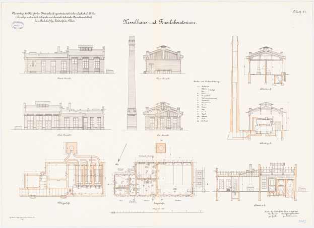Ein detailliertes Zeichnung eines großen Gebäudes mit zahlreichen Fenstern und einem prominenten Turm, identifiziert als das Museum of Fine Arts in Berlin, Deutschland, auf einem Stück Papier mit beschreibendem Text.
