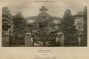 Altes Schwarz-Weiß-Foto eines Friedhofs in Berlin, Deutschland, mit einem Tor, einer Wand, Bäumen und einem Gebäude im Hintergrund mit Text unten: "Grammalskunst, Berlin-Steglitz, Architekt, Bruue Morning in Berlin."