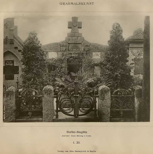 Altes Schwarz-Weiß-Foto eines Friedhofs in Berlin, Deutschland, mit einem Tor, einer Wand, Bäumen und einem Gebäude im Hintergrund mit Text unten: "Grammalskunst, Berlin-Steglitz, Architekt, Bruue Morning in Berlin."