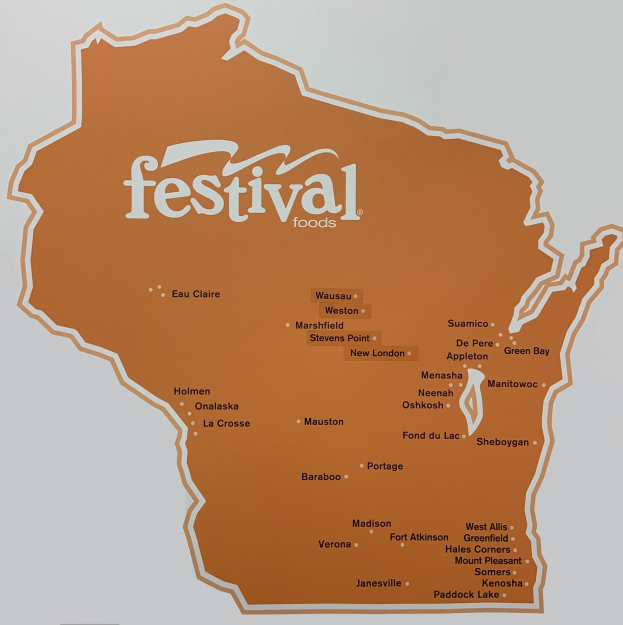 Leuchtendes, farbenfrohes Plakat einer Wisconsin-Karte voller Obst, Gemüse und Snacks, beschriftet mit "Festival Foods."