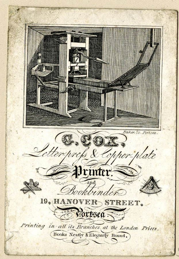 Ein altes Buch mit einer Zeichnung einer Druckerpresse auf dem Cover, mit sichtbarem Text auf den Seiten.