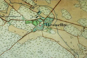 Ein altes Stadtplan von Hesselby mit Text, Zahlen, Straßen, Gebäuden und Sehenswürdigkeiten, das die Stadtplanung zeigt.