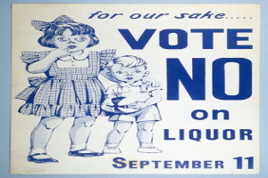 Ein Plakat an einer Wand mit zwei Kindern, die nebeneinander stehen, eines hält einen Ball und die Schrift "Stimme gegen Alkohol" in fetter, schwarzer Schrift.