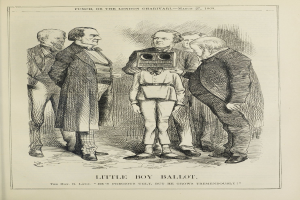 Zeichnung eines kleinen Jungen mit einer Kamera, umgeben von Menschen, mit dem Text 'Kleiner-Junge-Stimme' unten.