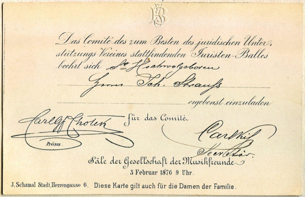 Ein altes Schriftstück mit Handschrift, das ein deutsches Regierungszertifikat mit Text und einem Logo oben zeigt.