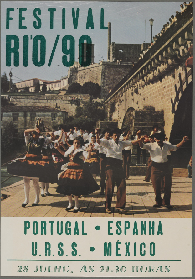Ein Plakat für das Festival Rio/90 in Portugal, Spanien, mit tanzenden Menschen im Vordergrund und Gebäuden, Bäumen und einem klaren blauen Himmel im Hintergrund sowie Text unten.