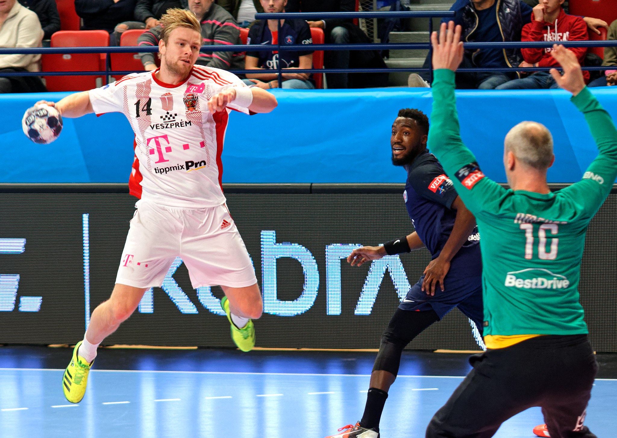 Männer bei einem Handballspiel während des Futsal-Weltmeisterschafts 2019 zwischen Bayern München und Paris Saint-Germain mit Zuschauern im Hintergrund.