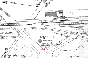 Eine schwarze und weiße Stadtkarte mit einer roten Linie, die eine vorgeschlagene Stelle markiert, mit detailliertem Text und Zahlen.