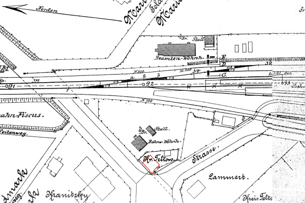 Eine schwarze und weiße Stadtkarte mit einer roten Linie, die eine vorgeschlagene Stelle markiert, mit detailliertem Text und Zahlen.