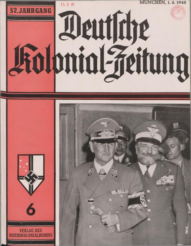 Buch mit dem Titel "Deutsches Kolonial-Zeitung" vom 11/1940 mit einem Bild von Adolf Hitler auf dem Cover, gehalten von einer Person umgeben von anderen mit Mützen.